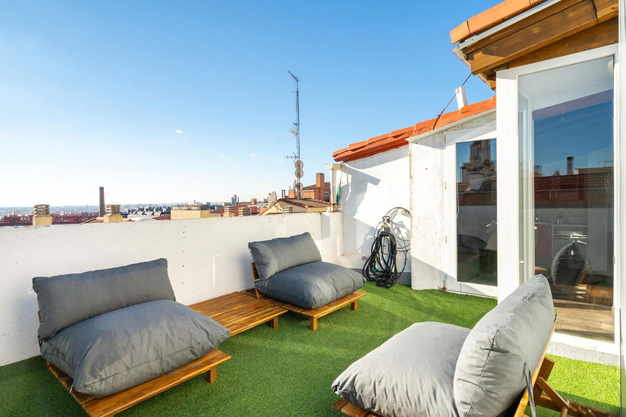 Atico Con Terraza En Lavapies Alquiler Temporal Apartment Madrid Luaran gambar