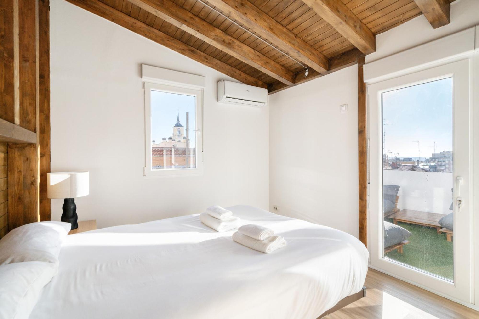 Atico Con Terraza En Lavapies Alquiler Temporal Apartment Madrid Luaran gambar
